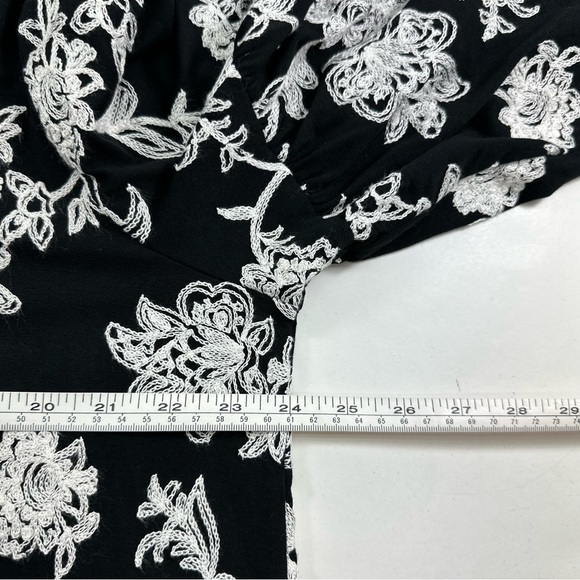 Karen Kane Black Embroidered Top Womens 2X Silk Blend Knit Flutter Sleeve - Picture 5 of 8